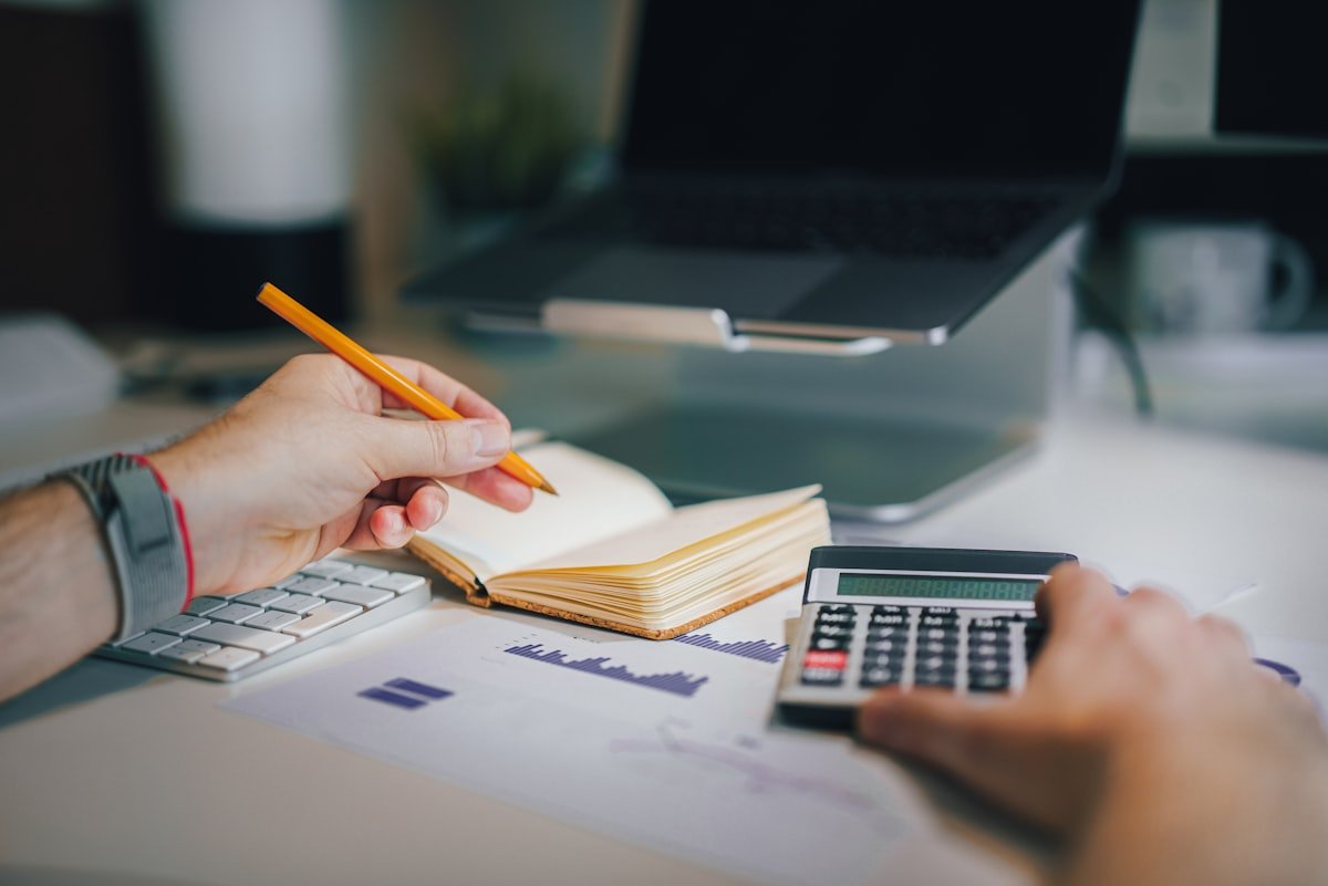 How we actually set a display advertising budget: impressions vs engaged clicks